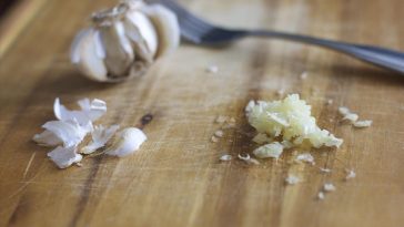 How-to-mince-garlic