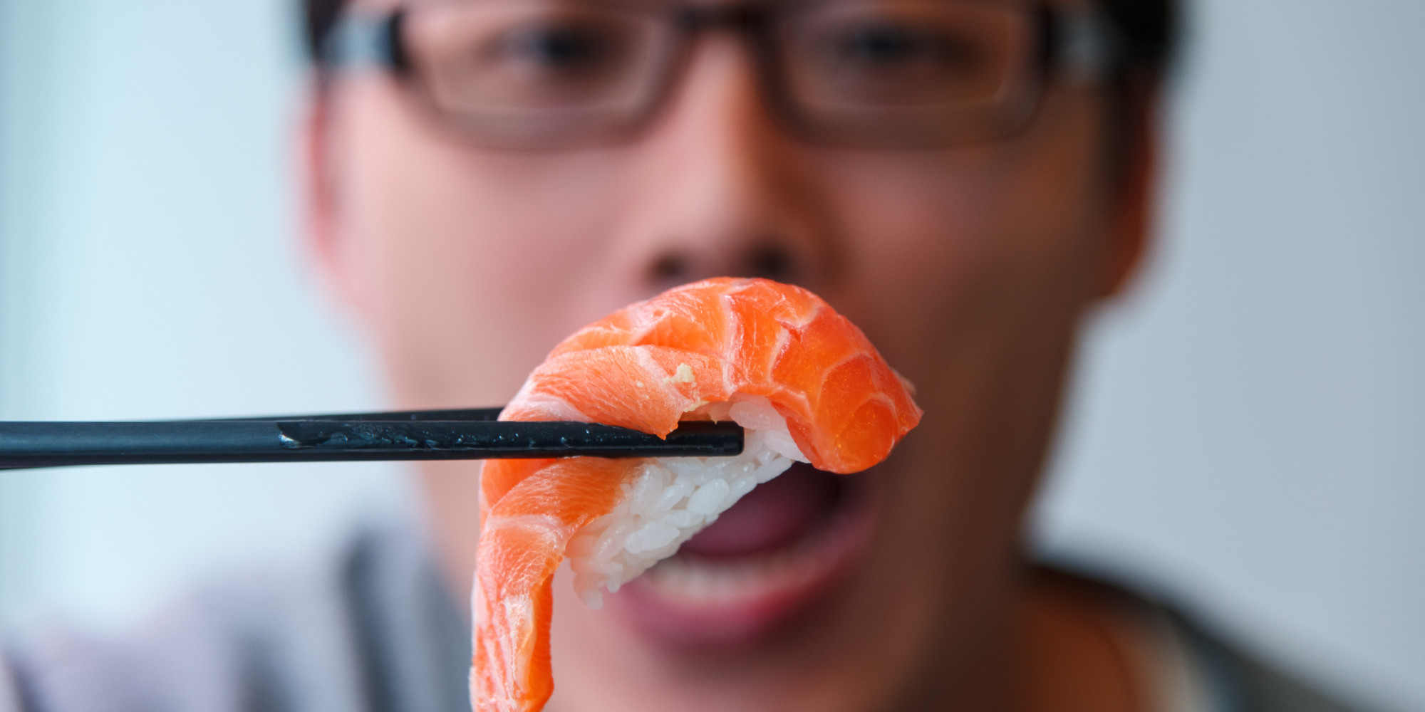 Японцы едят суши